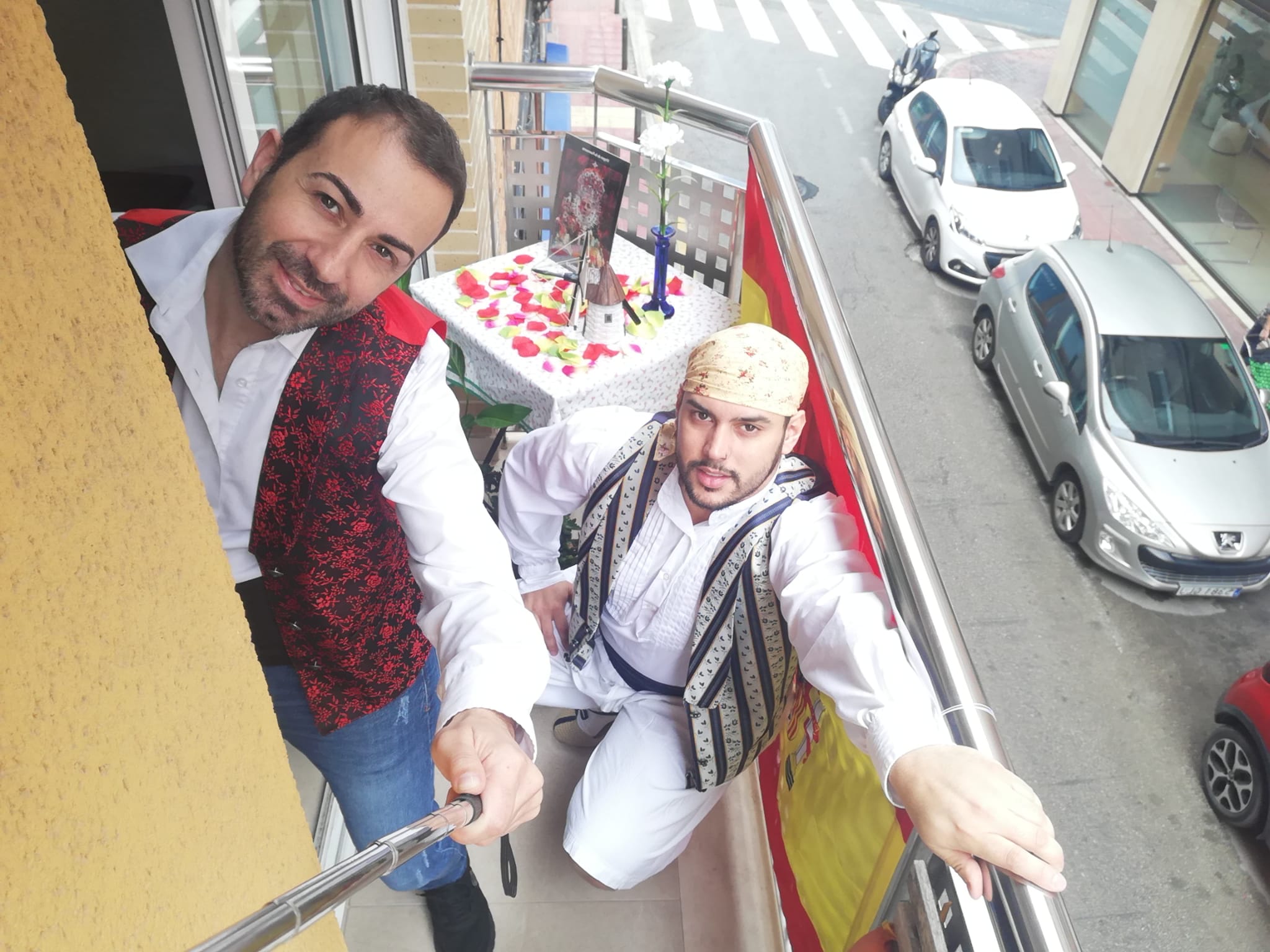 Mariano Aparicio e Ismael Serrano en su balcón en La Flota.