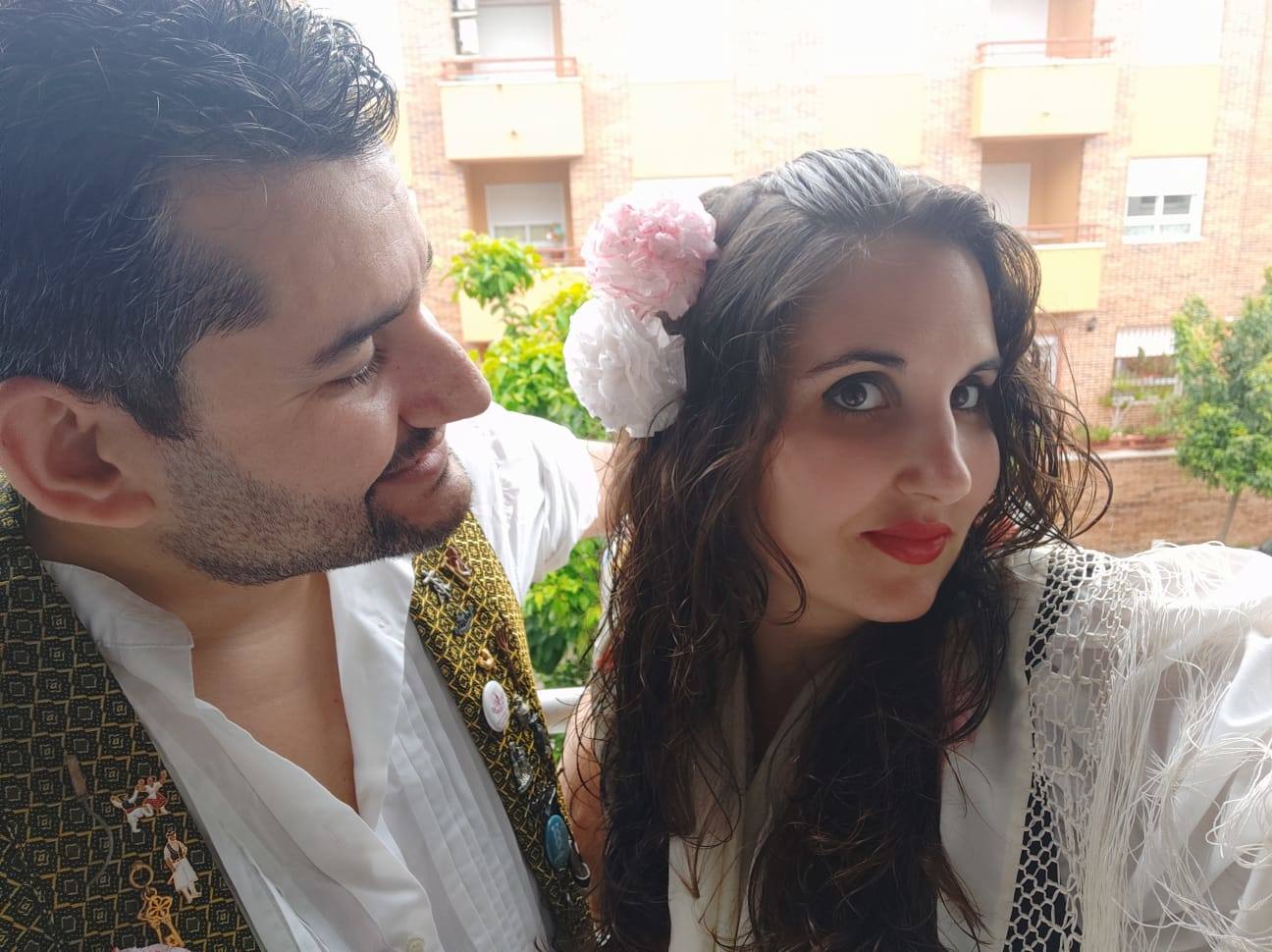 Irina y su pareja se dejan invadir por la primavera desde el balcó de casa.