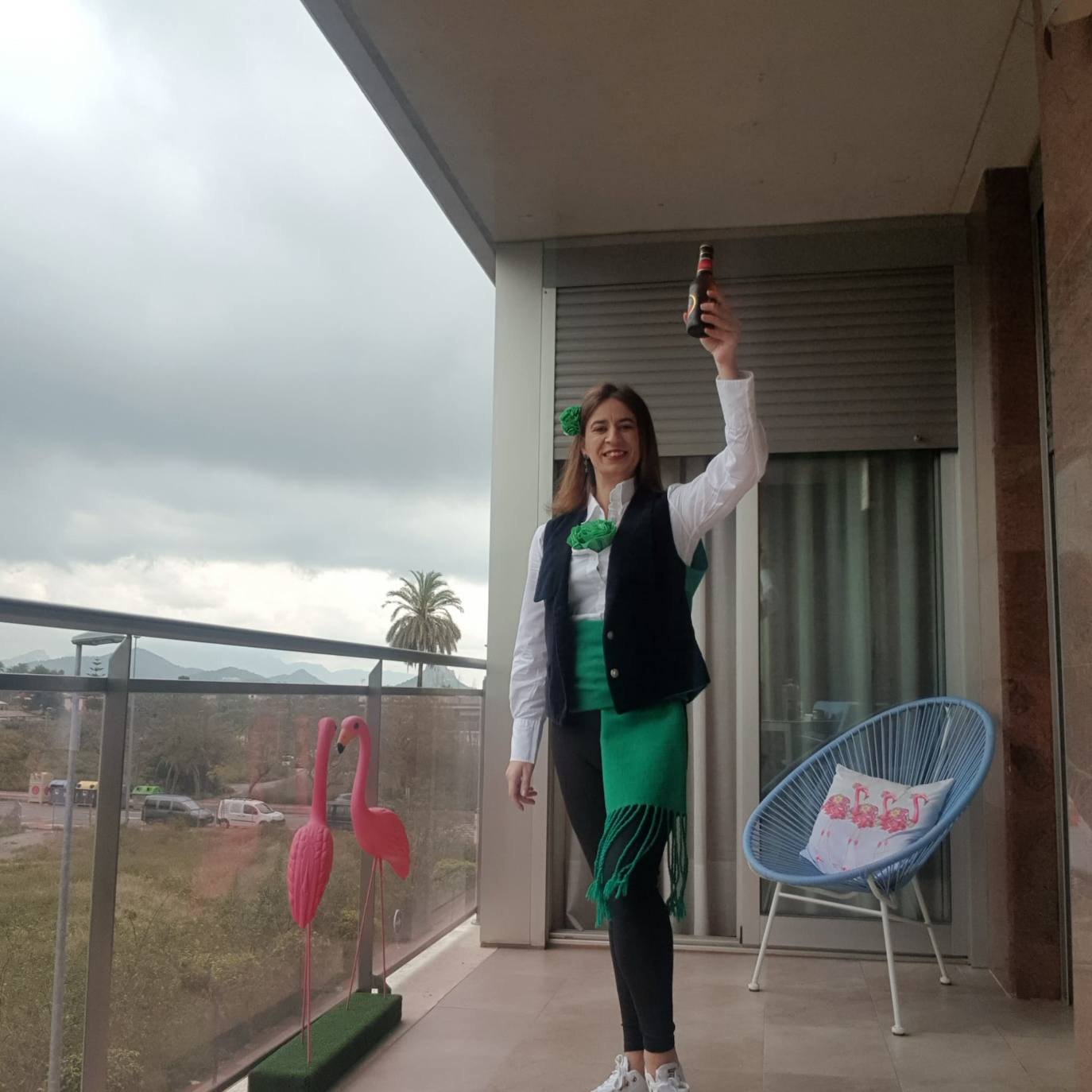 Laura Guerrero ve paisaje de huerta desde el balcón de su casa en Juan de Borbón.