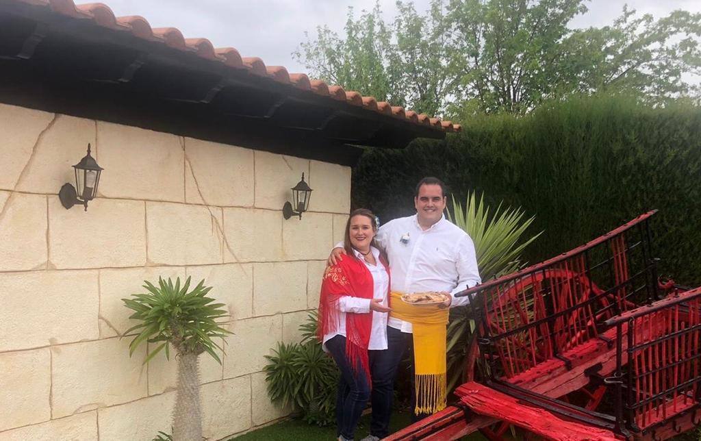 Pepe y María se acercan a la huerta a través de su carro.