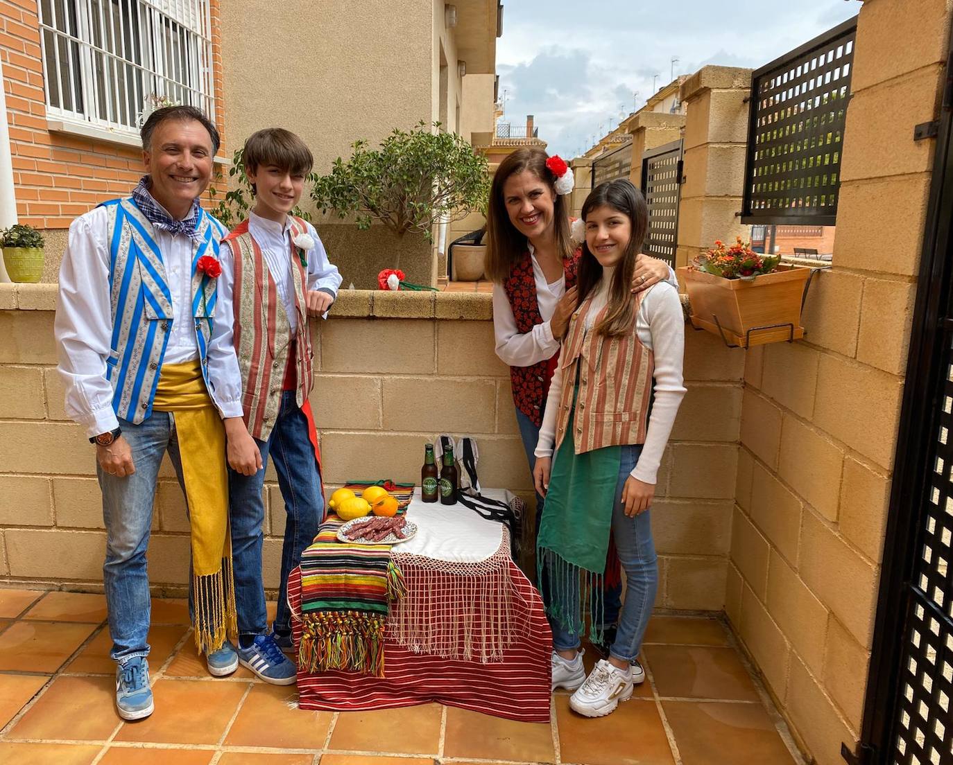 Pancho Astillero y su familia se montan un aperitivo huertano en la entrada de su casa.