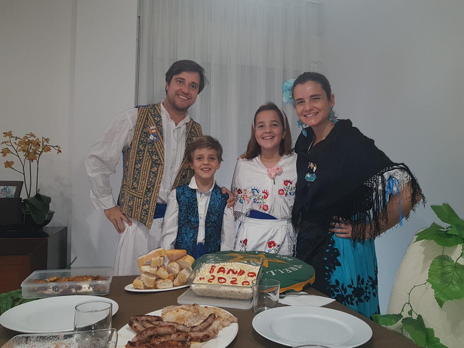 Carlos García junto a su mujer y sus dos hijos.