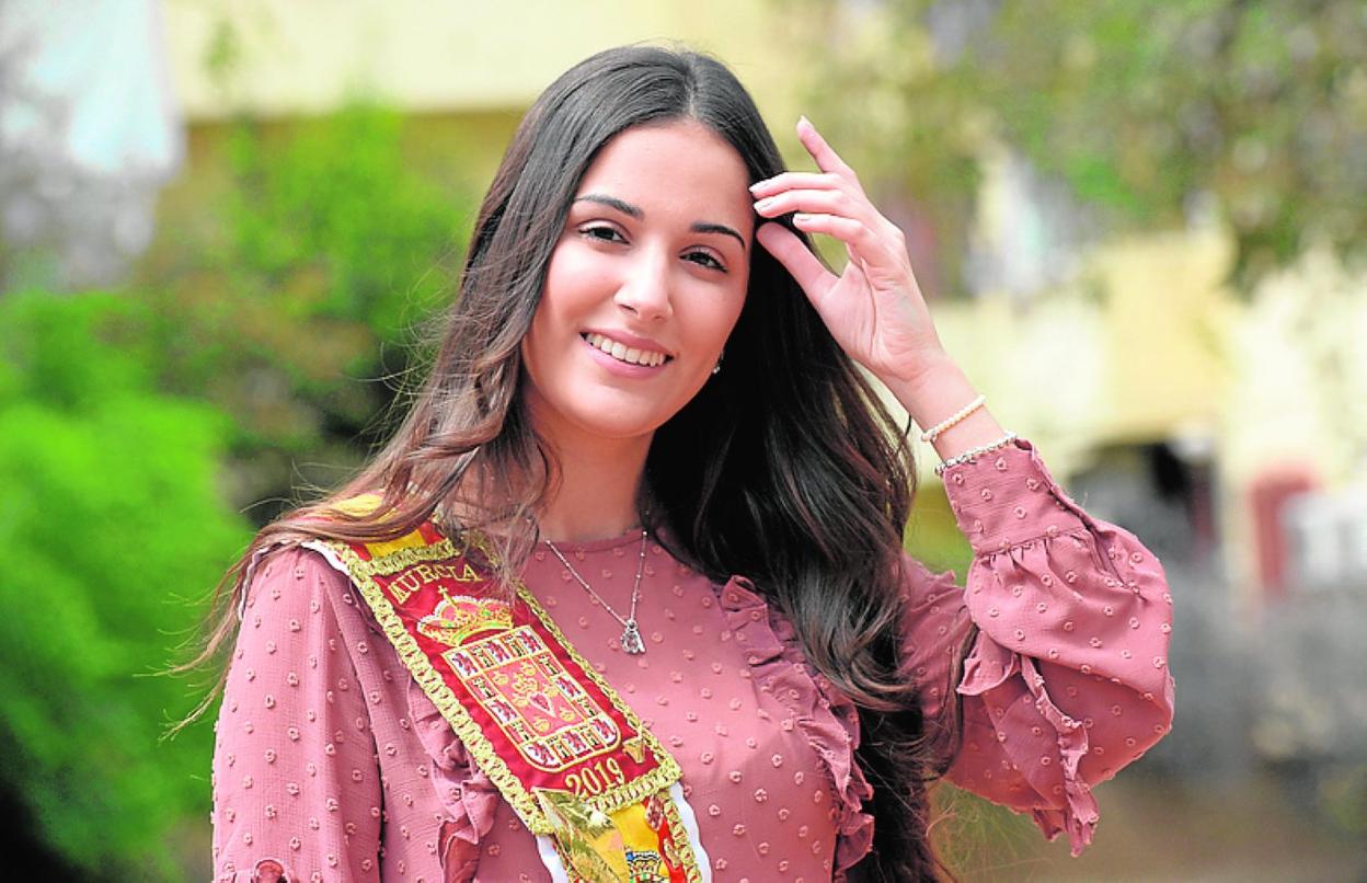 Isabel López Belmonte, con la banda de Reina de la Huerta. 