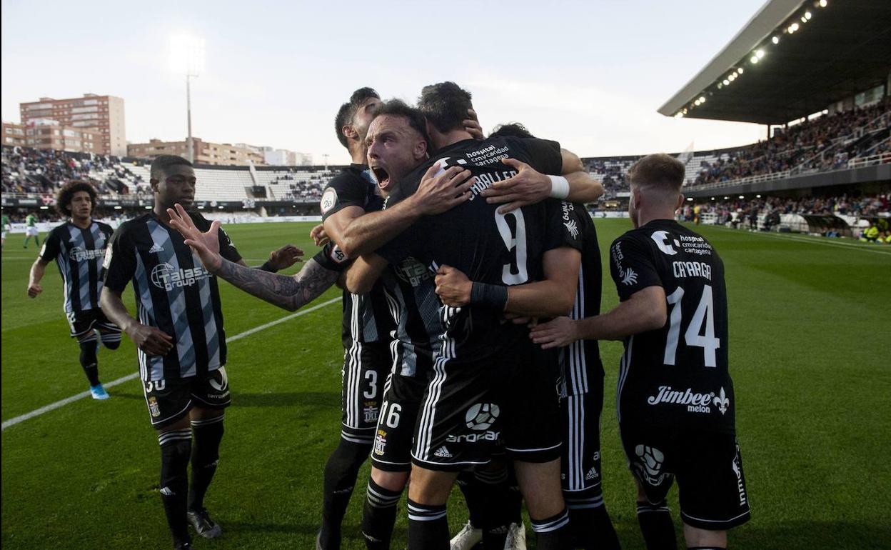 Los jugadores del Cartagena celebran un gol en el partido contra el Atlético Sanluqueño.