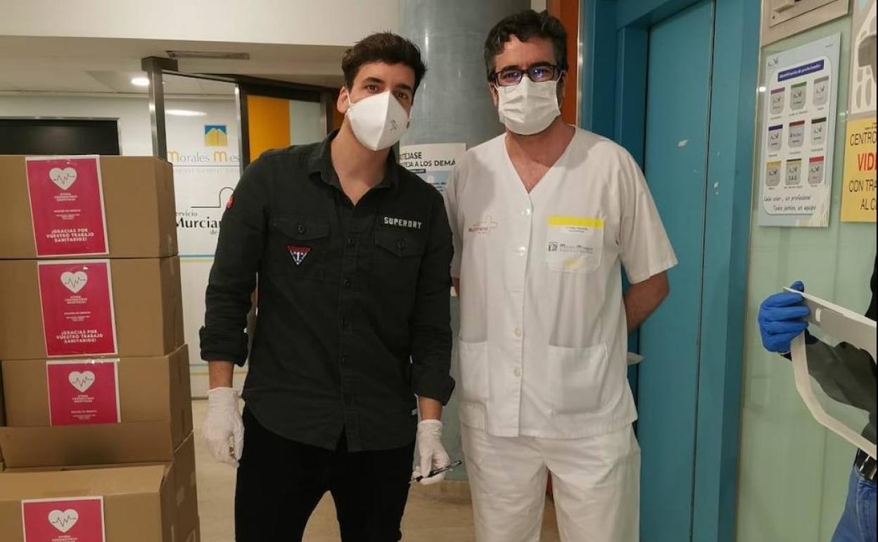 Xuso Jones, junto a un sanitario y el material conseguido, en el inicio del reparto.