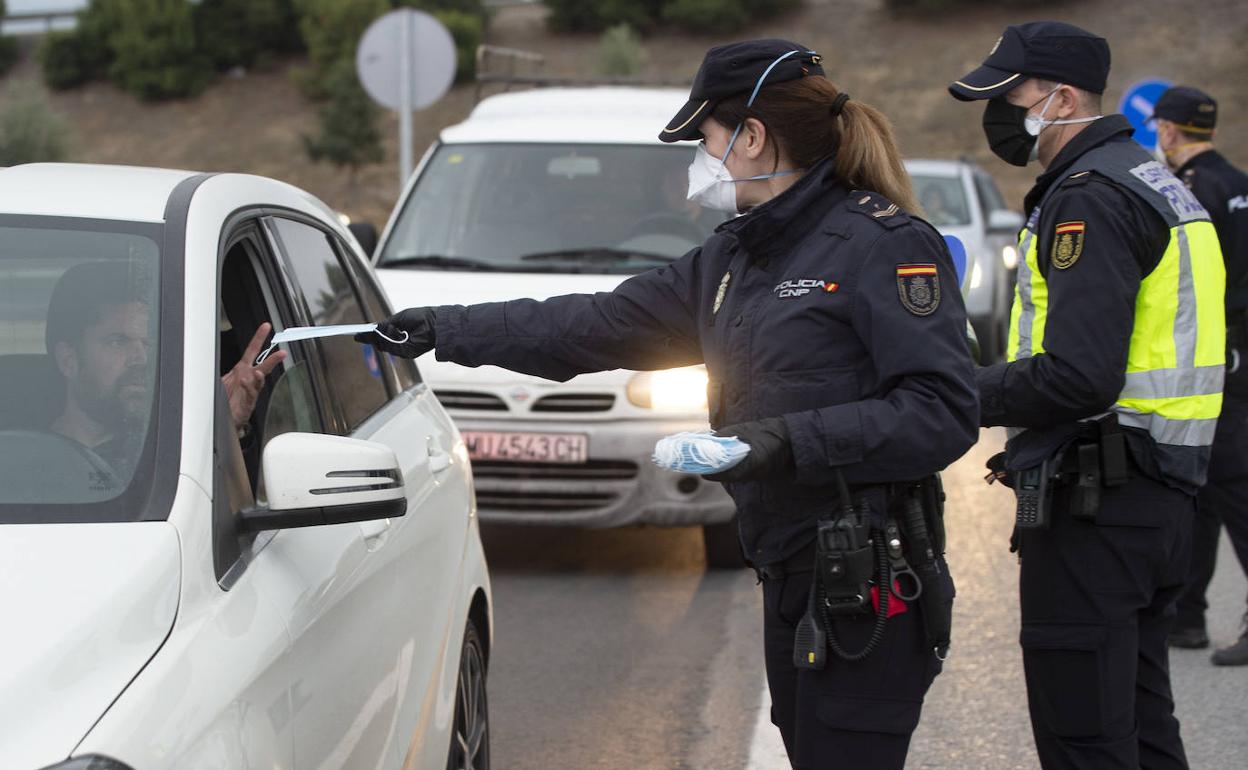 Imagen del reparto de mascarillas este martes a la entrada del Polígono Oeste.