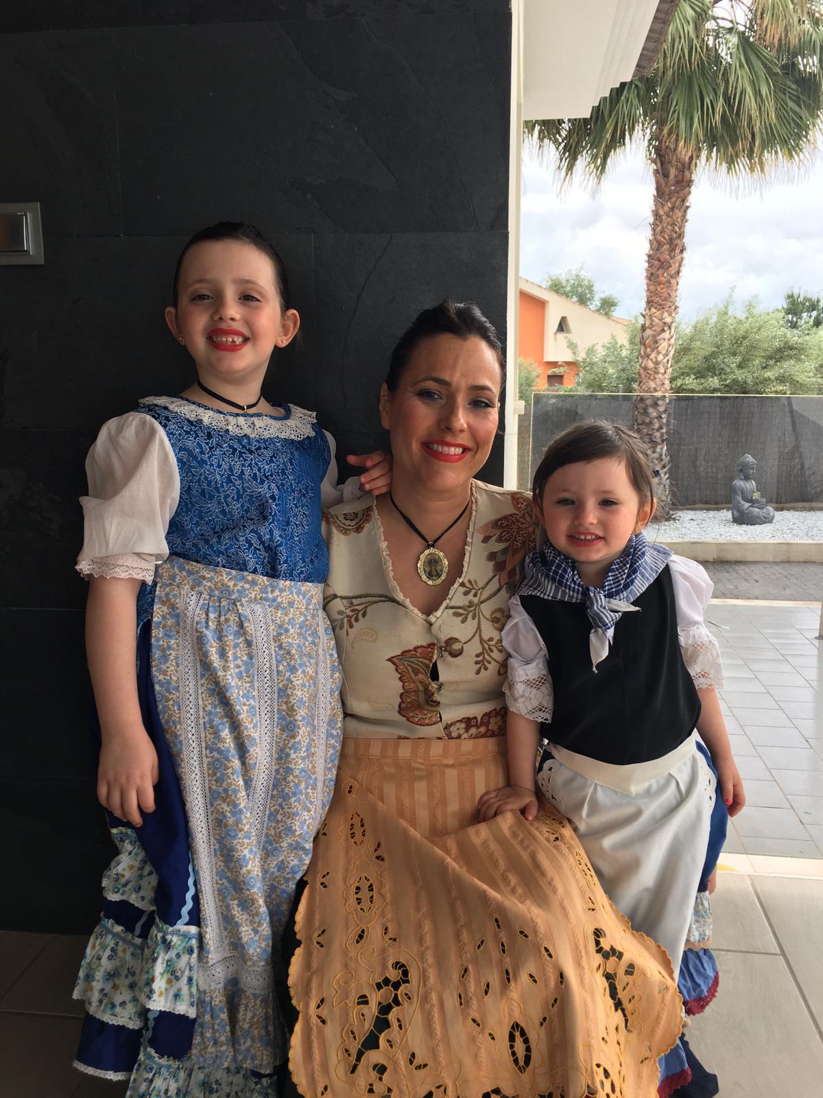 Virginia Carrión con sus hijas Valeria y Vega