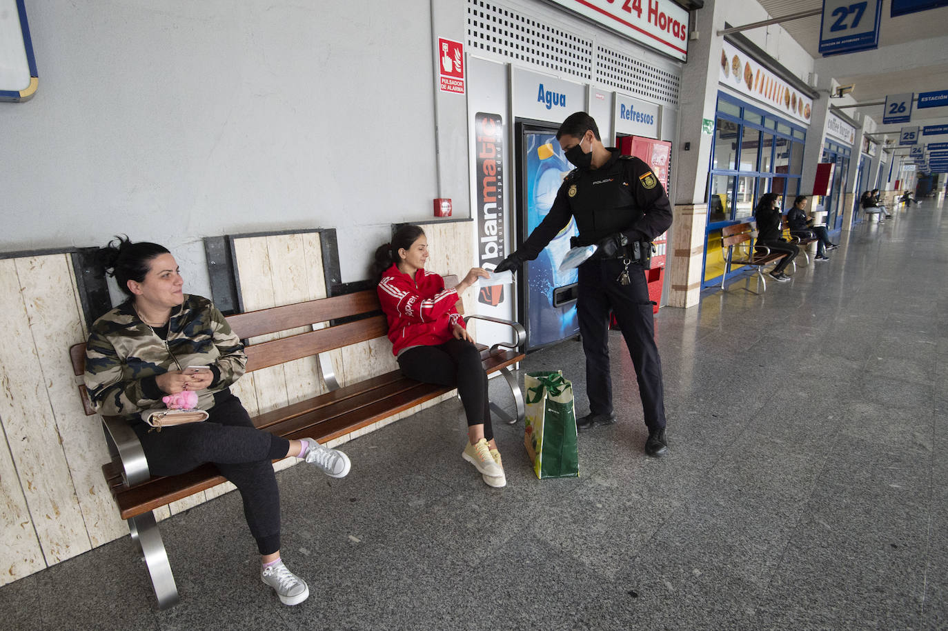 Fotos: Reparto de mascarillas el martes en Murcia