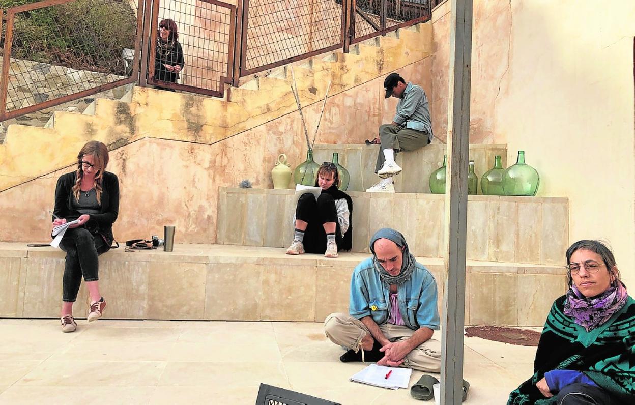 Varios de los artistas residentes en el Centro Negra de Blanca, durante una propuesta de trabajo desarrollada por el creador Benjamin Busch.