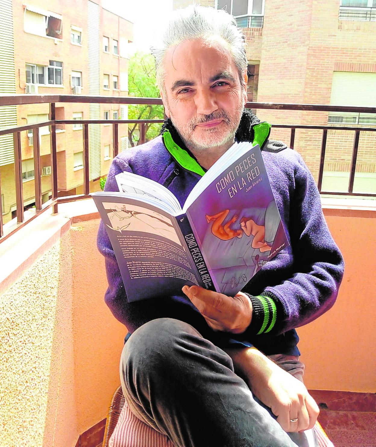 El dibujante Juan Álvarez, en el balcón de su casa.