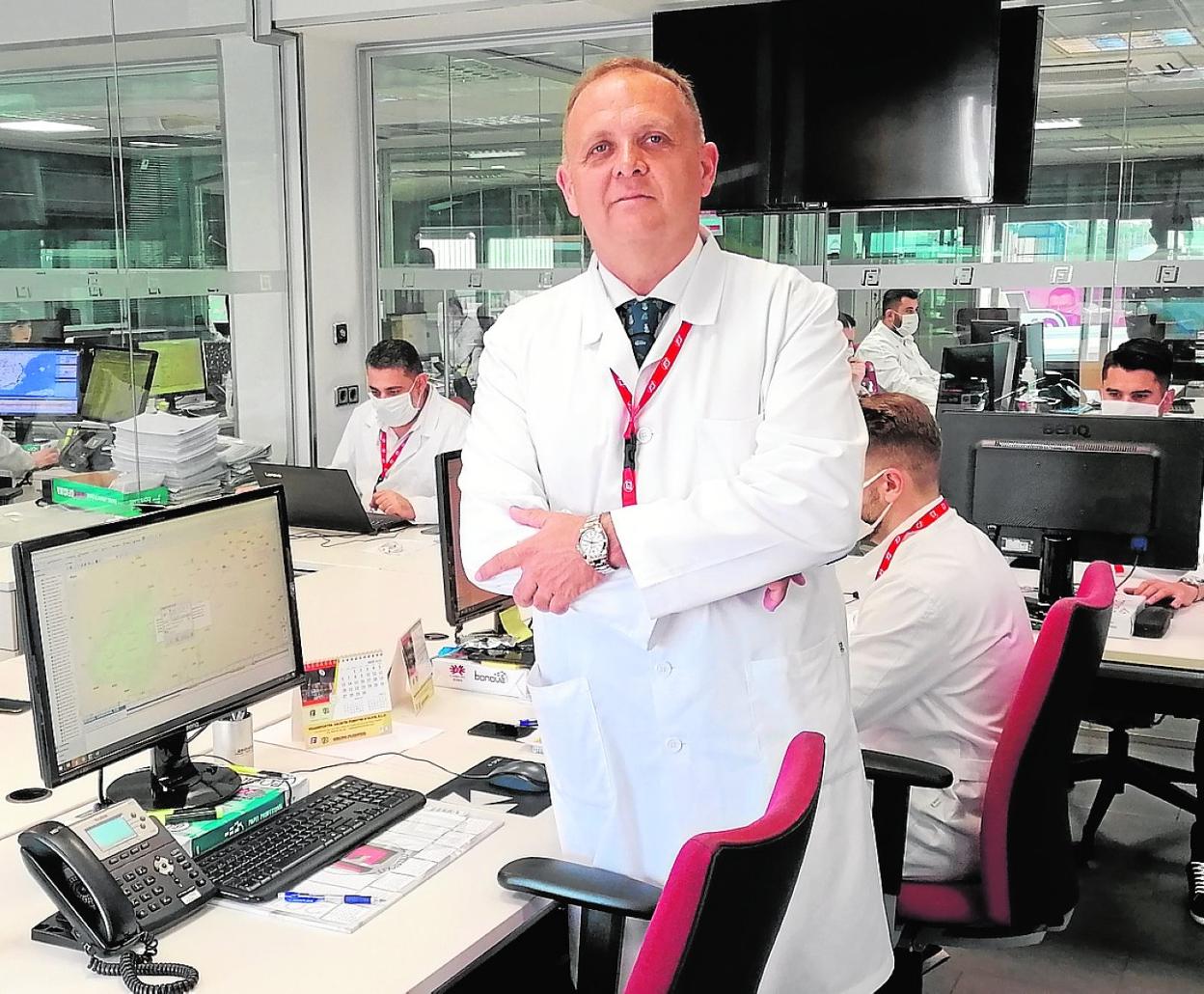 Rafael Fuentes, ayer, en la sede de la empresa Grupo Logístico Fuentes, en Las Torres de Cotillas. 