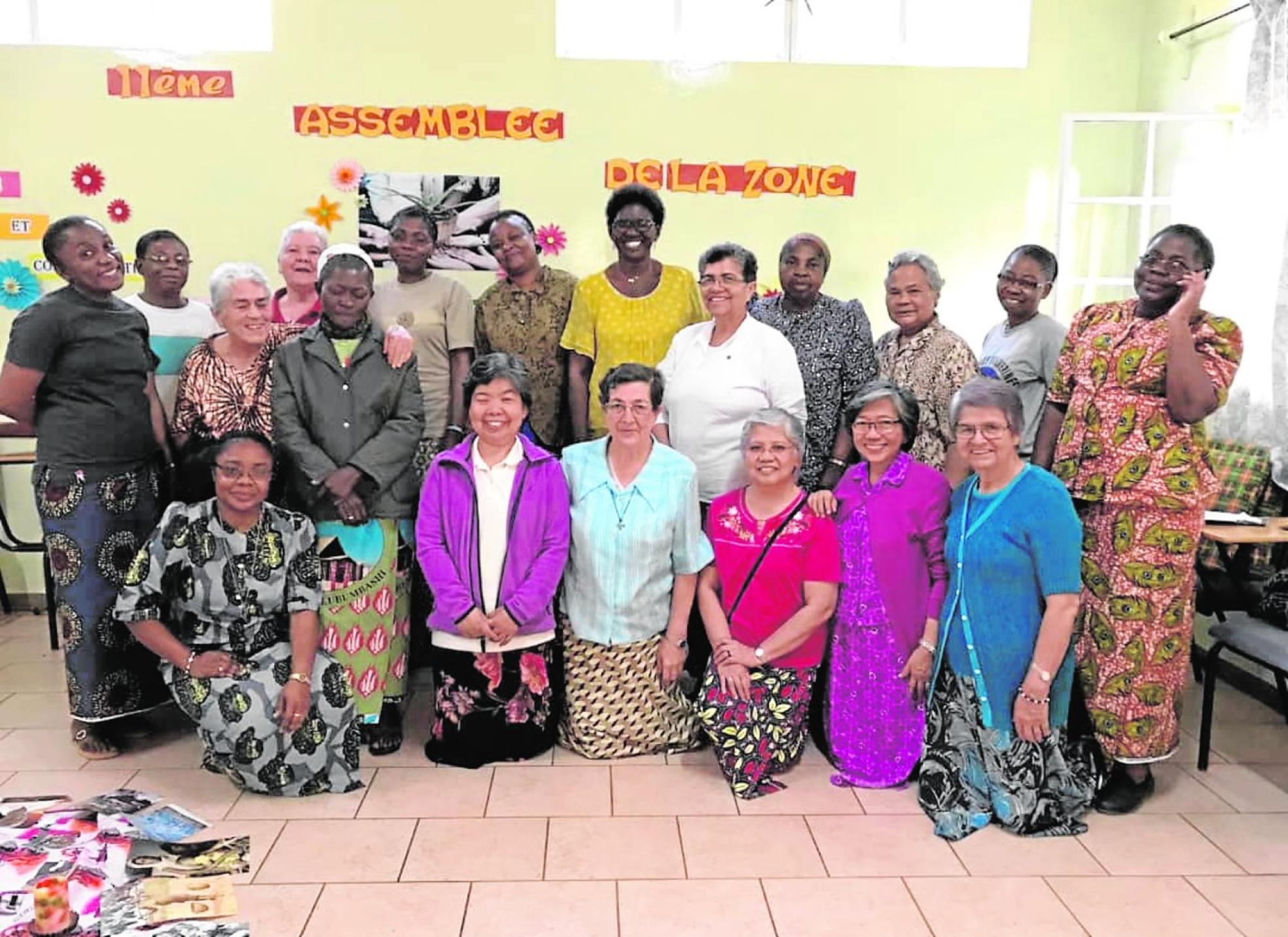 Matilde Fernández, arrodillada en el centro de la imagen, con una blusa azul y junto a un grupo de alumnas y trabajadoras del centro de formación en el que imparte clase, en Bukama (Rep. del Congo).