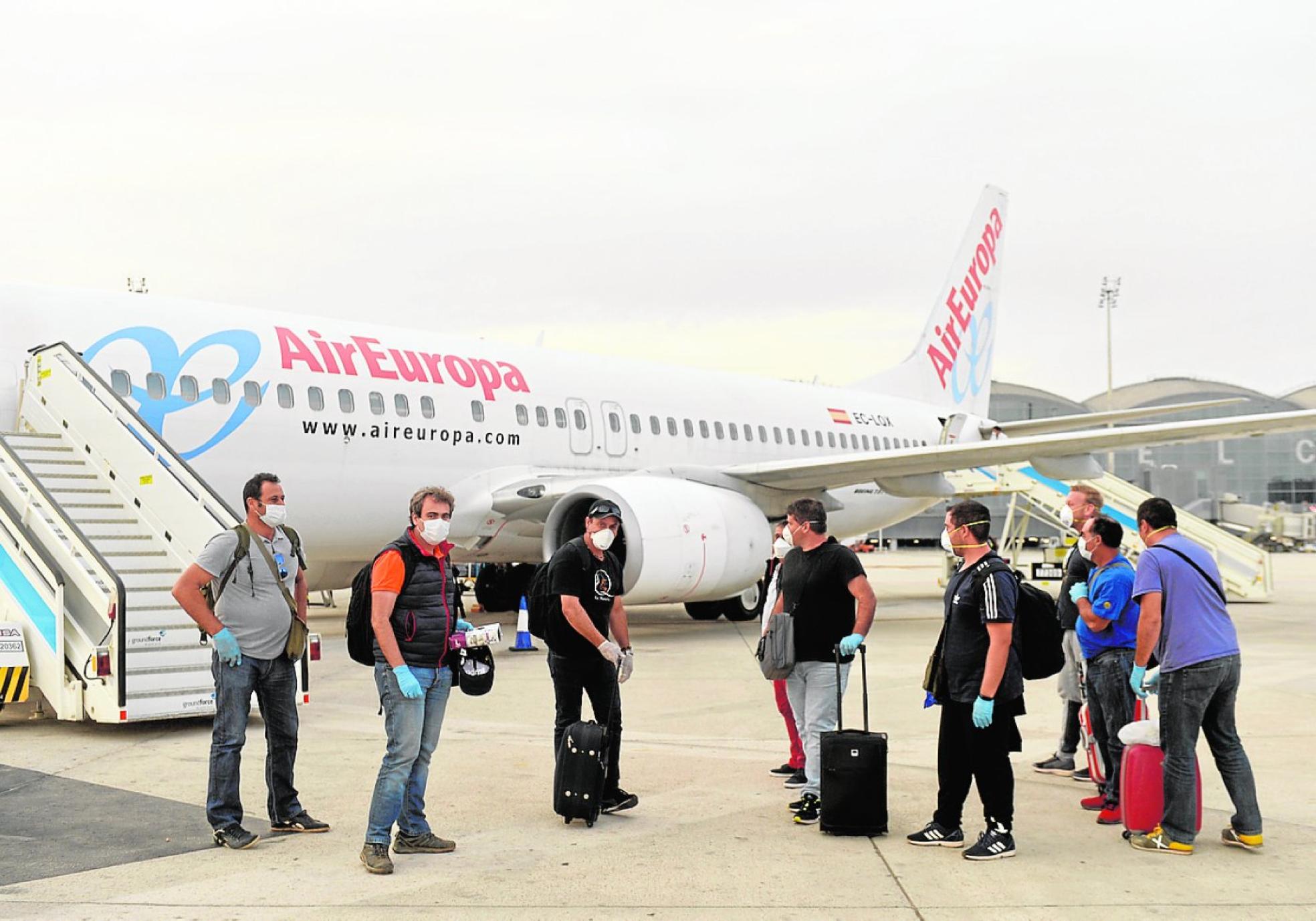 Los trabajadores murcianos procedentes de Senegal, ayer, a su llegada al aeropuerto de Alicante. 