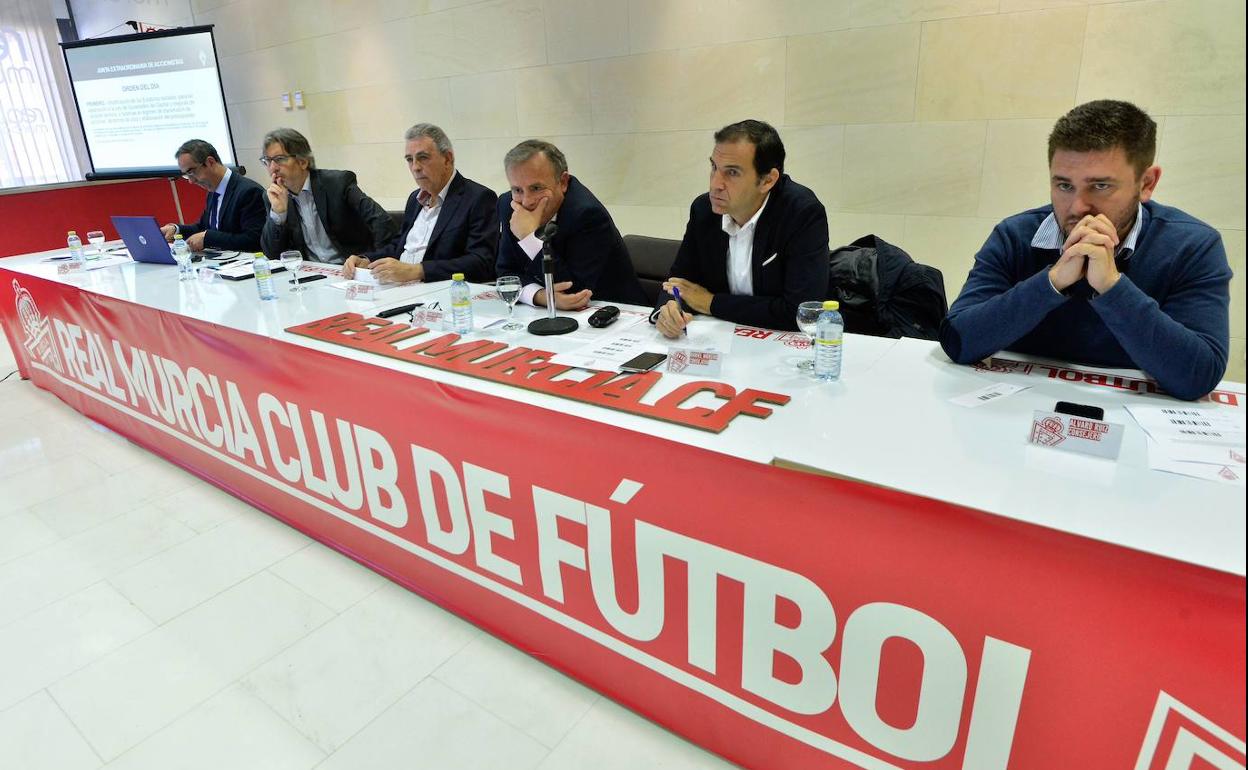 El Consejo de Administración del Real Murcia, en la última Junta de Accionistas celebrada el 16 de febrero.