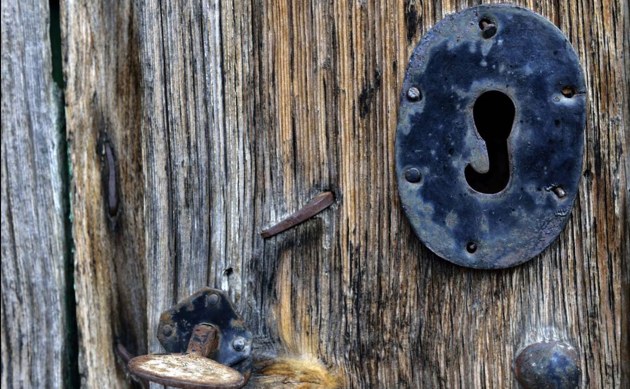 Cerradura de un viejo portón de madera en el caserío de Inazares.
