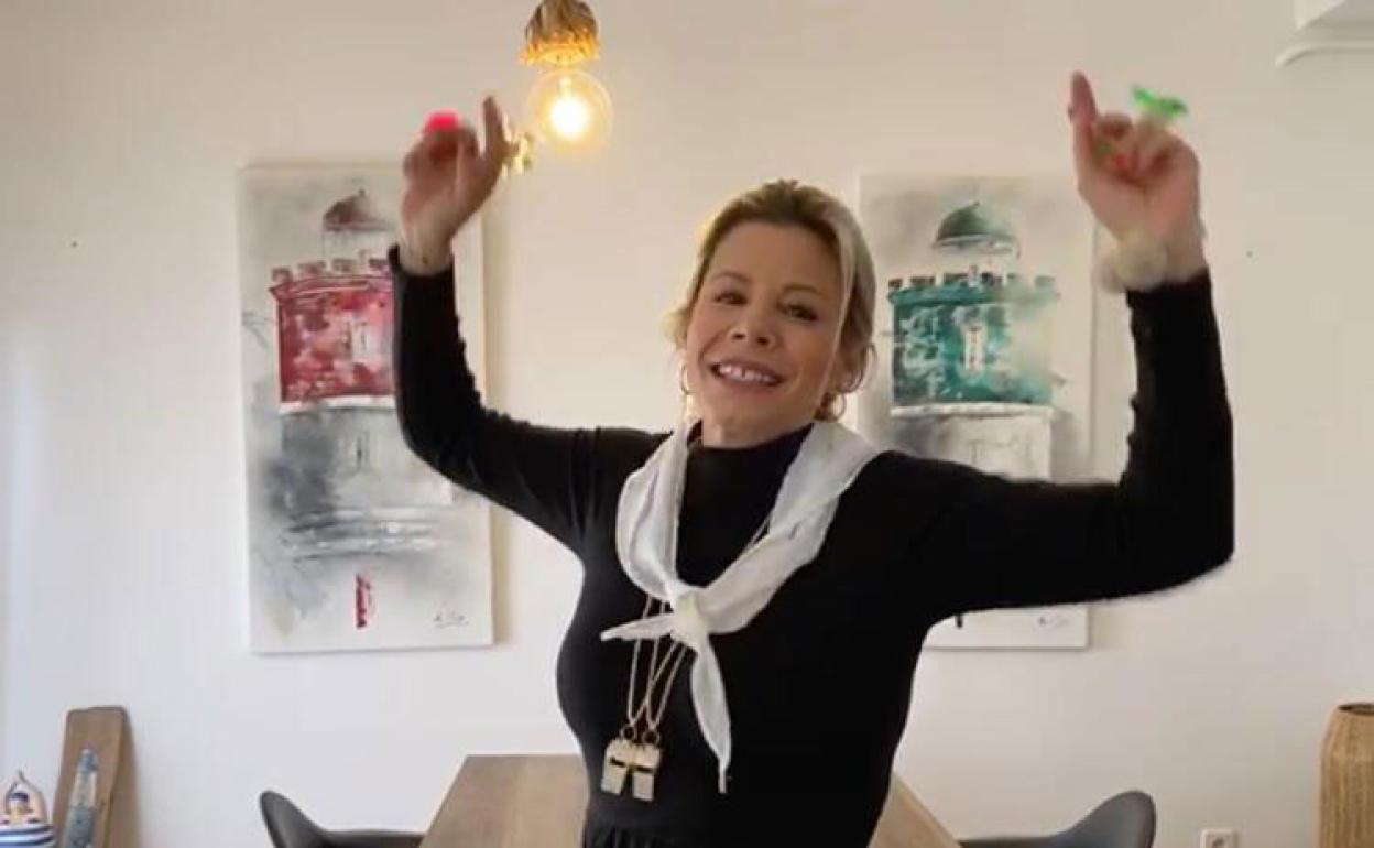 Paloma Jáudenes, con pañuelo sardinero y dos silbatos colgados del cuello, en su casa de Cartagena.