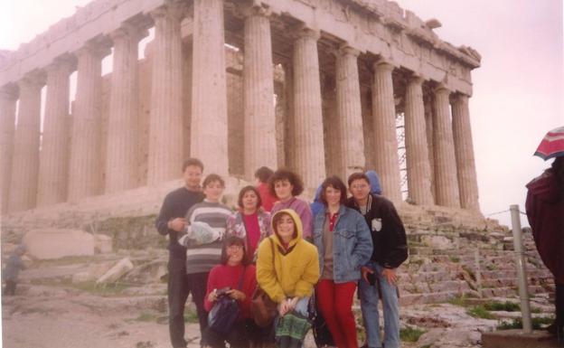 Charo Guarino, de amarillo, en su primer viaje a Atenas en el año 1992.