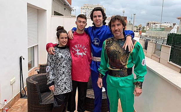 El presidente de Centauro, Pablo Ruiz Palacios, y sus hijos, ayer, en la terraza de su casa.