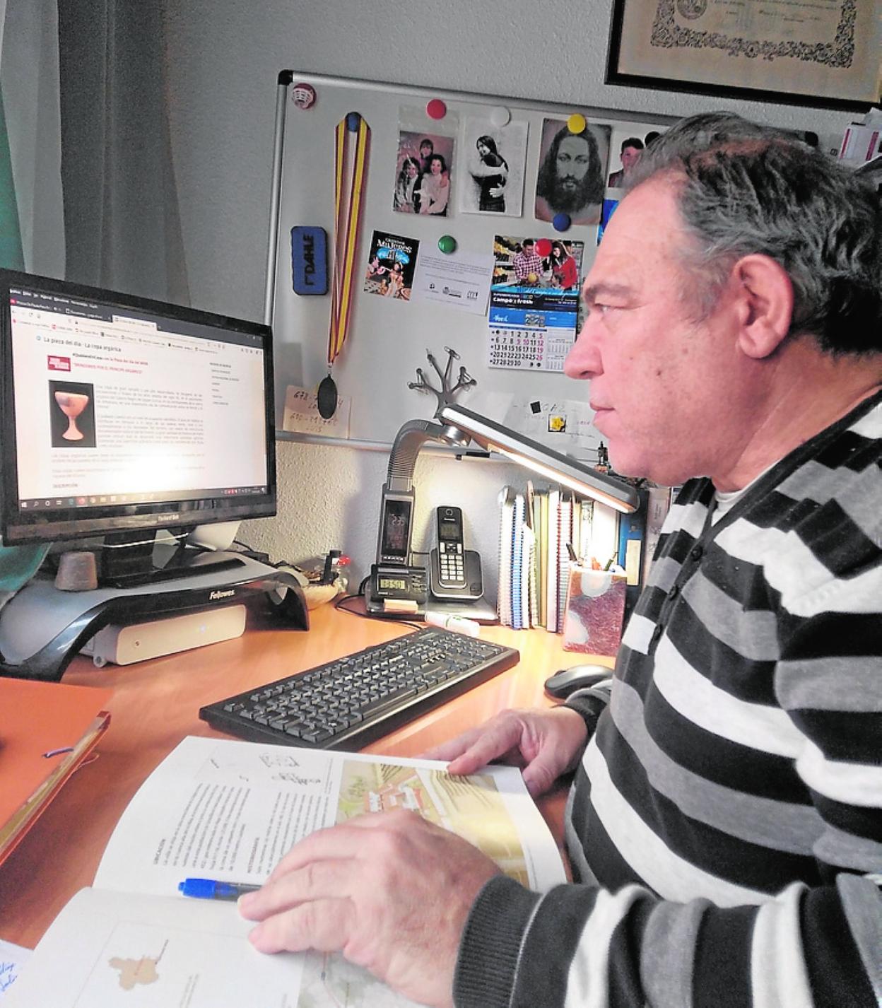 Luis E. de Miquel, trabajando desde casa.