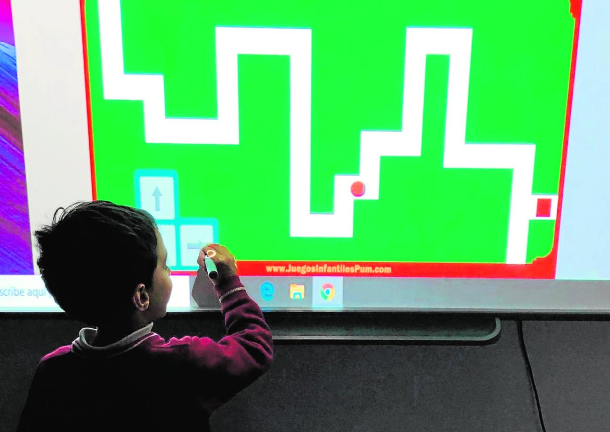 Ismael Gómez trabajando su motricidad, moviendo con flechas el punto rojo para llevarlo a la salida. 