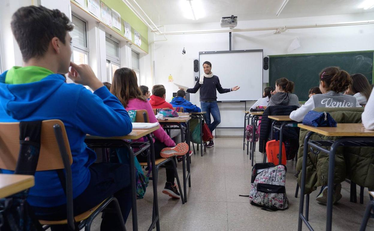 Un aula de un instituto de la Región, en una fotografía de archivo.