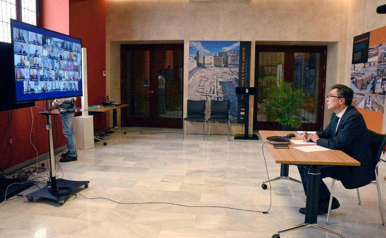 El alcalde de Murcia, José Ballesta, durante la reunión con Pedro Sánchez