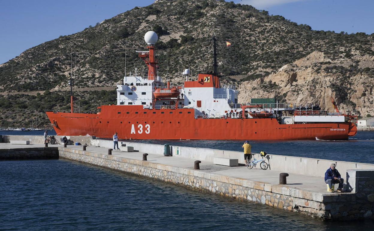 El 'Hespérides', en Cartagena, antes de partir para su XXV Campaña Antártica.
