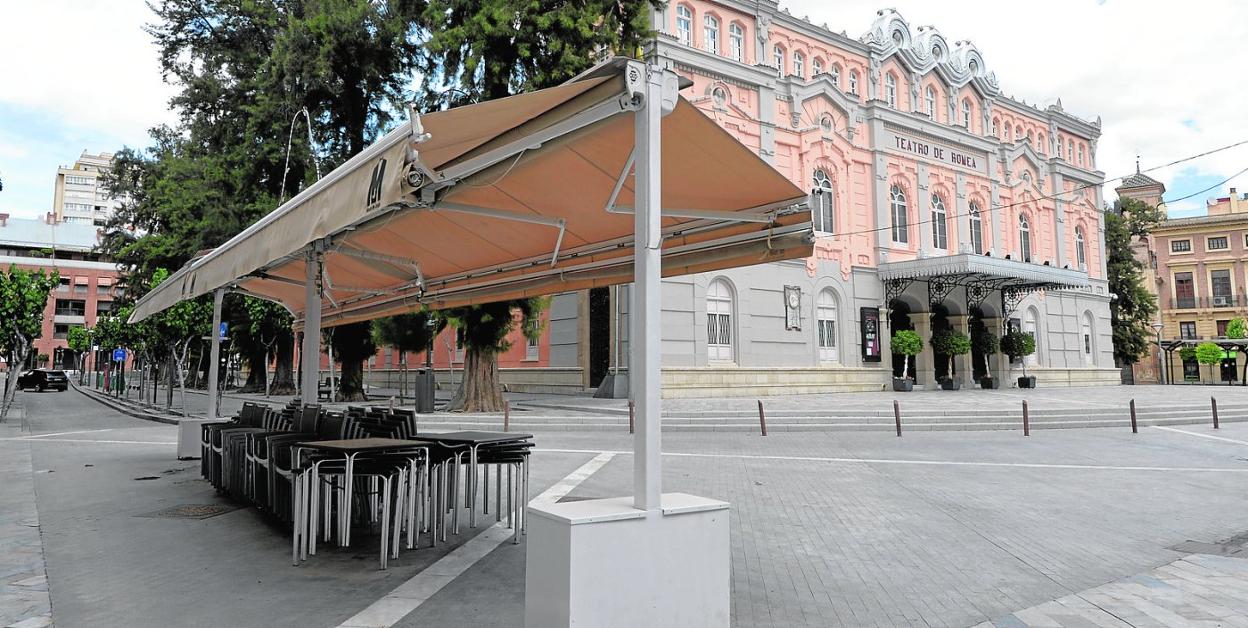 La plaza Romea, ayer por la mañana, con todas las terrazas de los bares recogidas. 