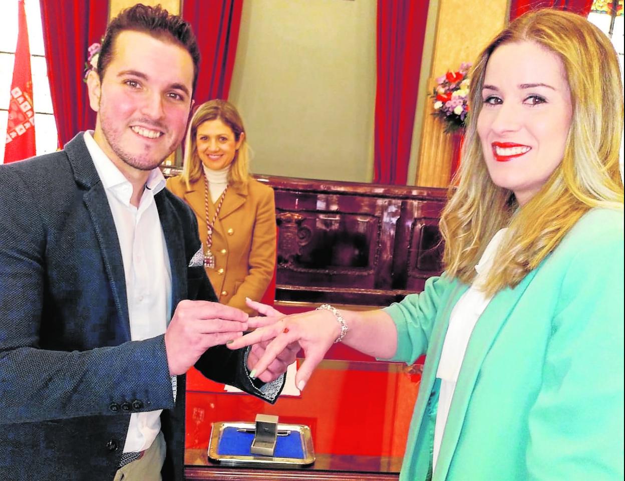 José Tomás coloca el anillo a Jesica en su boda, celebrada el 28 de marzo en el Ayuntamiento. 