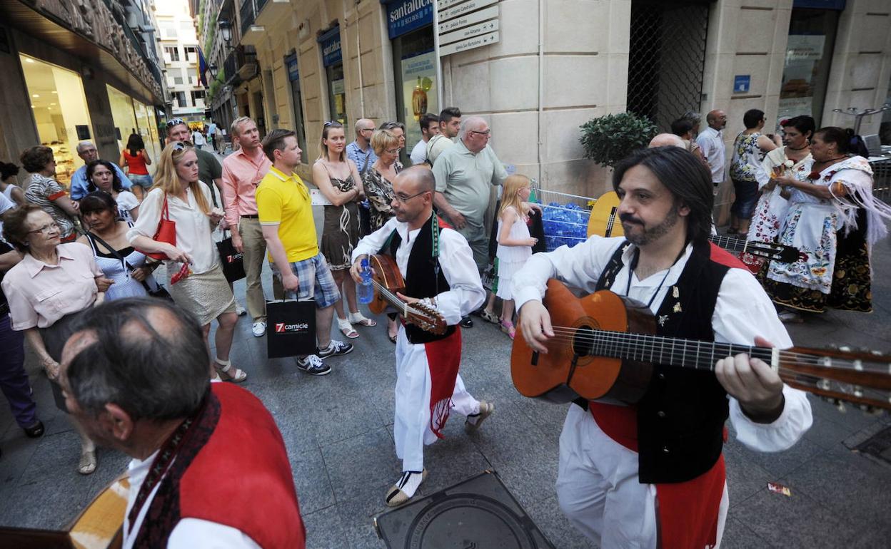 Pasacalles de grupos participantes en una edición anterior.
