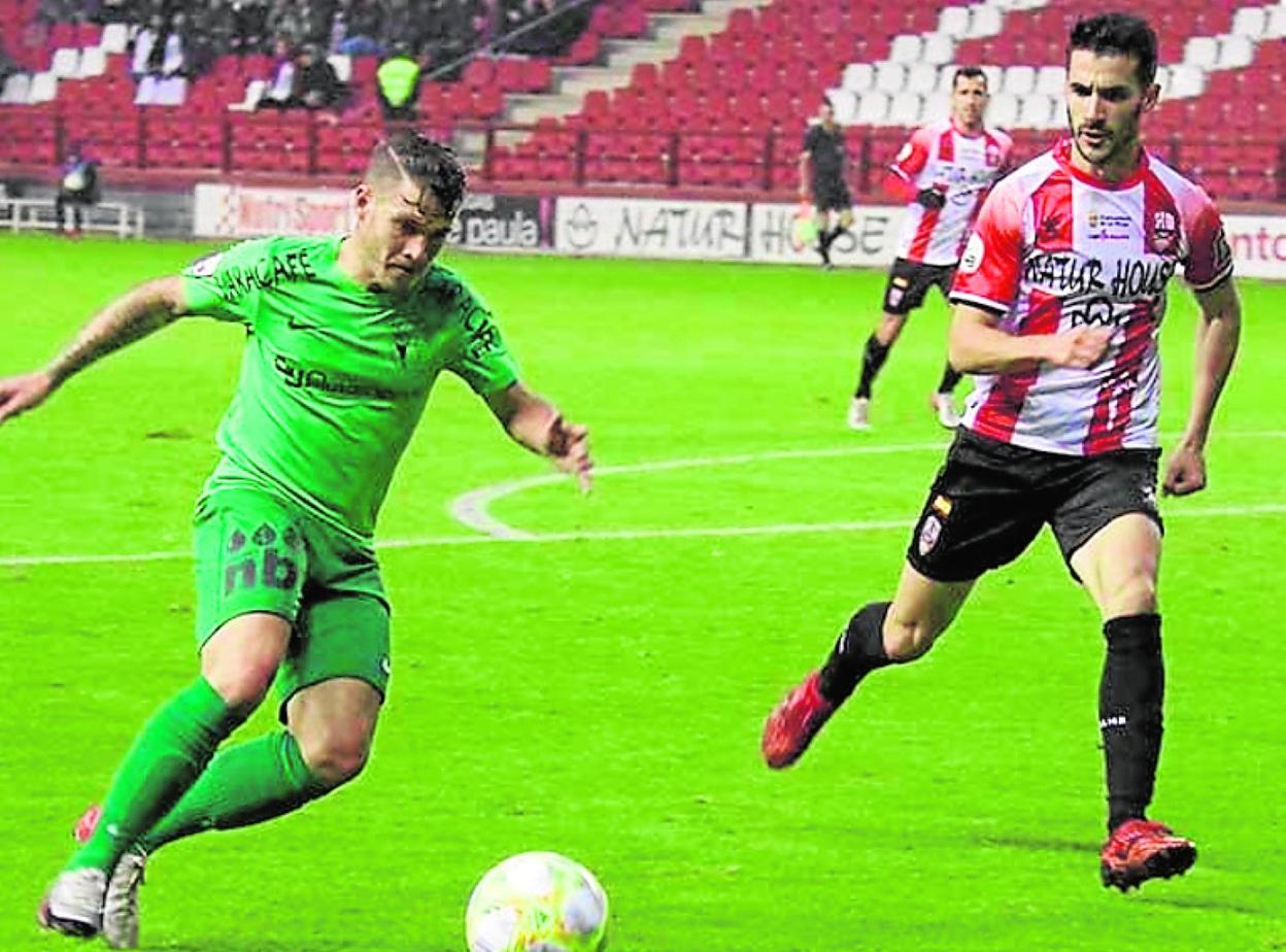 Michel Zabaco (d), con la camiseta del Logroñés, persigue a Juanma, delantero del Burgos, en un partido jugado en noviembre. 