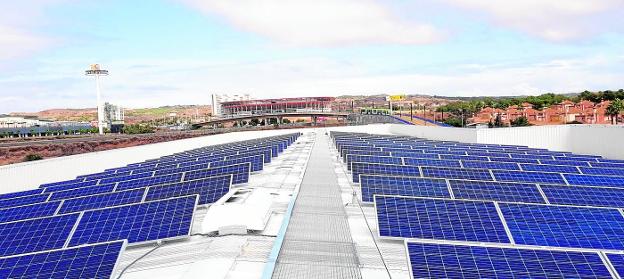 Las placas solares se han instalado en el techo del edificio de los talleres y cocheras del tranvía de Murcia. 
