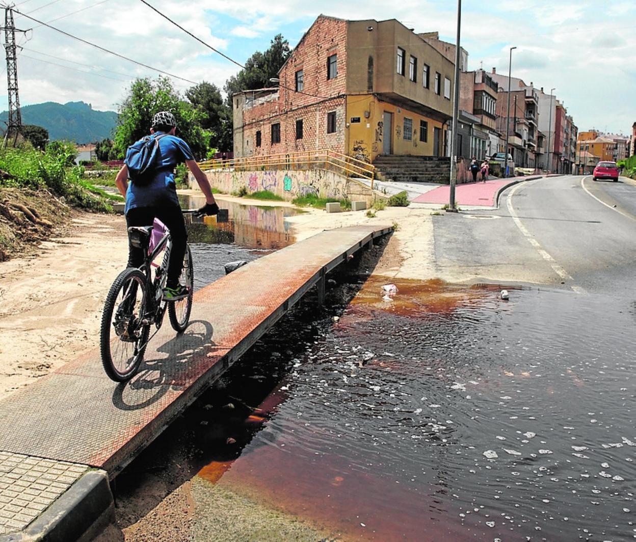 Las aguas de color negro, este domingo, en la rambla del Garruchal. 