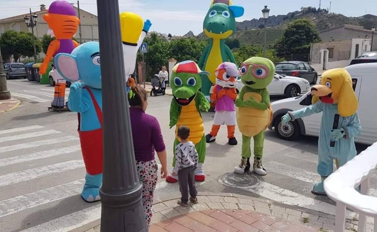 Un niño y su madre, frente a los personajes que protagonizaron el pasacalles.