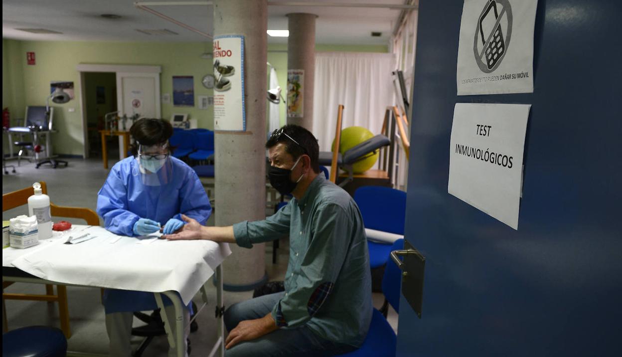 In paciente se somete al test en el centro de salud del Carmen, en Murcia.