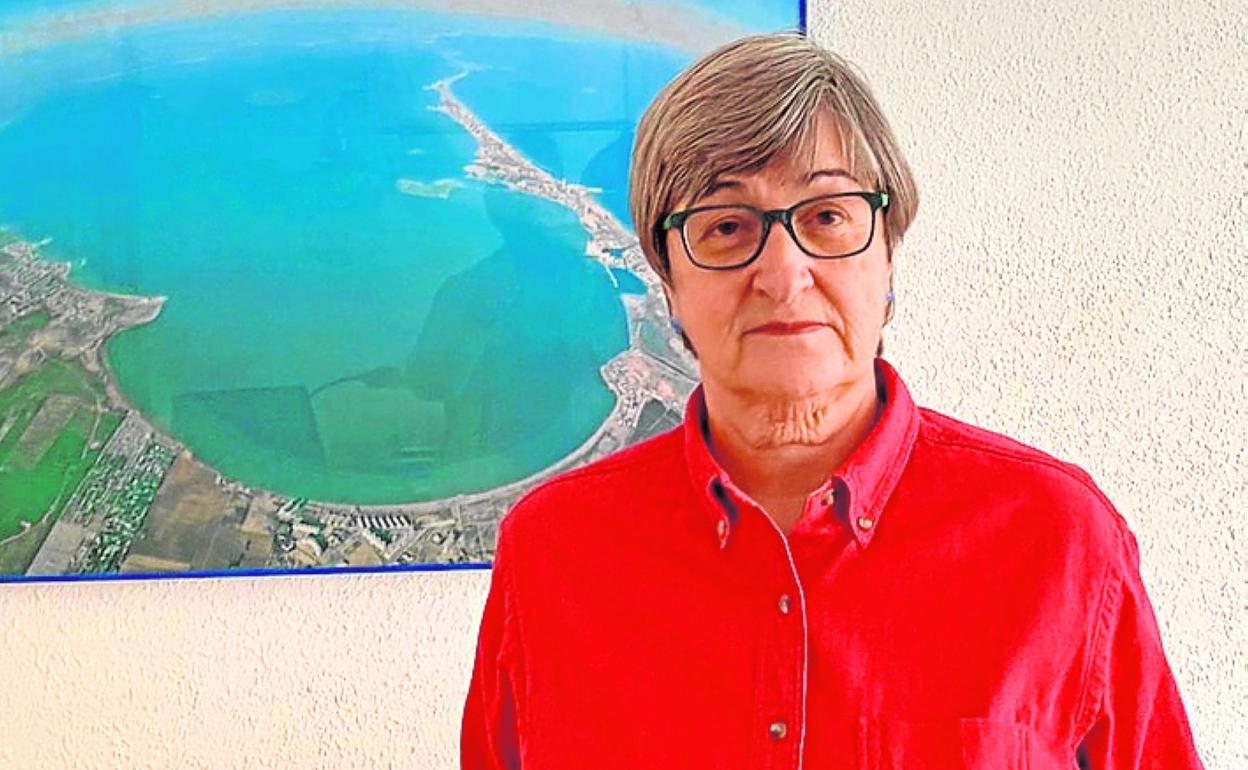 Isabel Rubio, junto a una imagen aérea del Mar Menor.