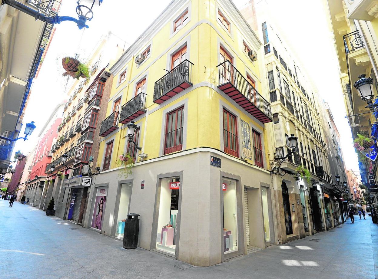 Las calles Trapería y Platería, ayer, vacías y con las tiendas cerradas. 