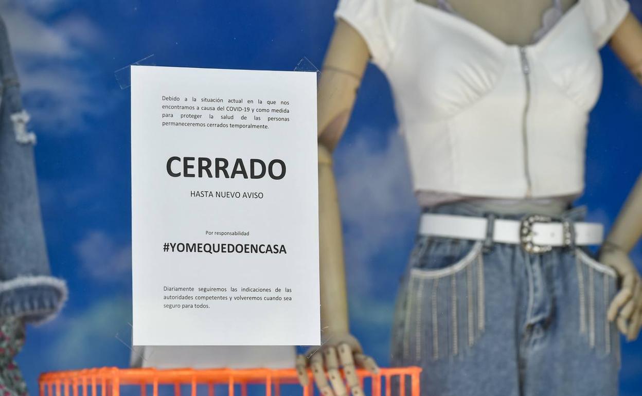 Comercio cerrado en el Barrio del Carmen de Murcia. 