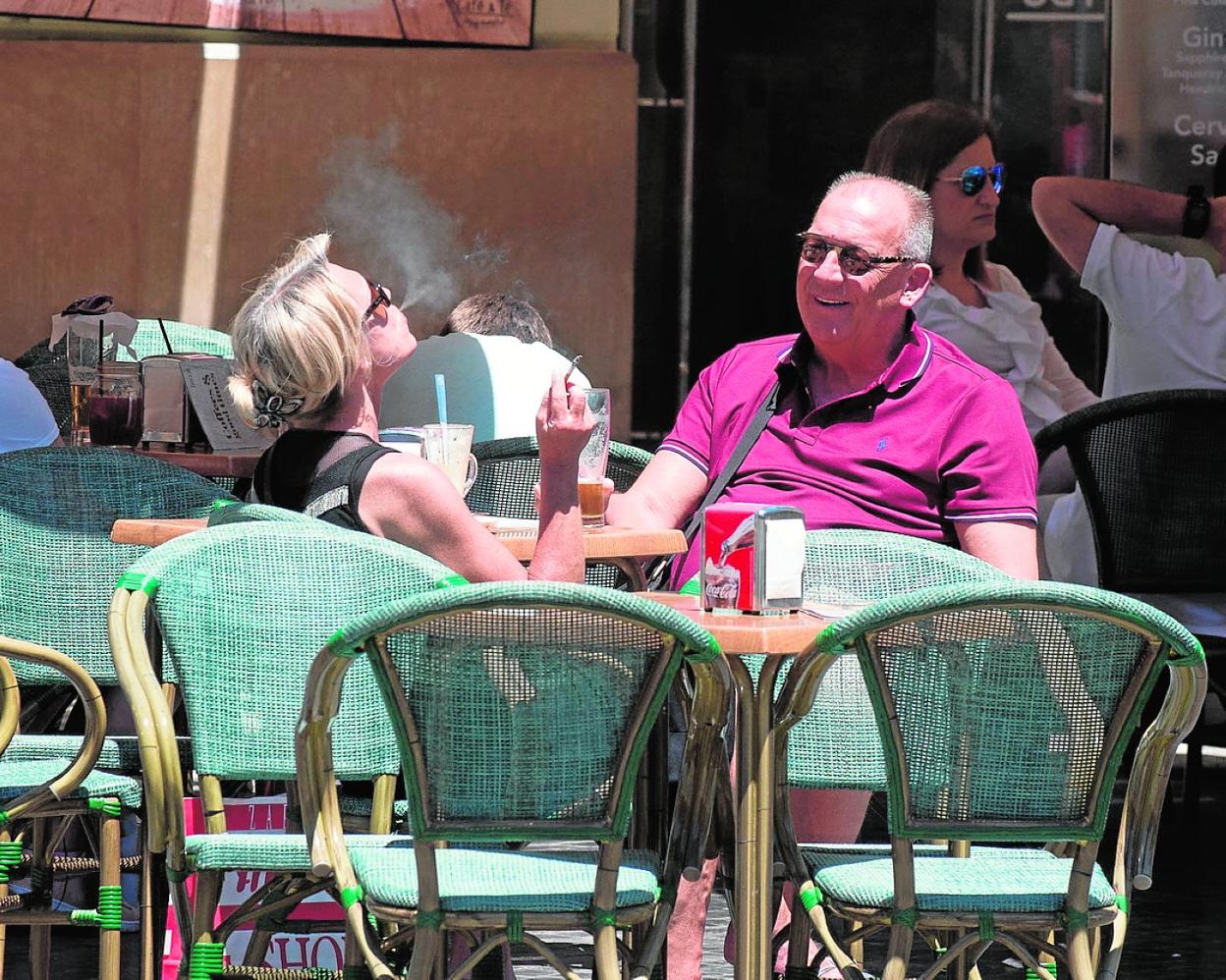 Una mujer fuma en una terraza de la plaza de las Flores. La foto es de archivo. 