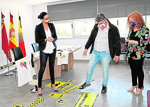 La alcaldesa de Archena, junto a los gerentes de Aidas, ayer.