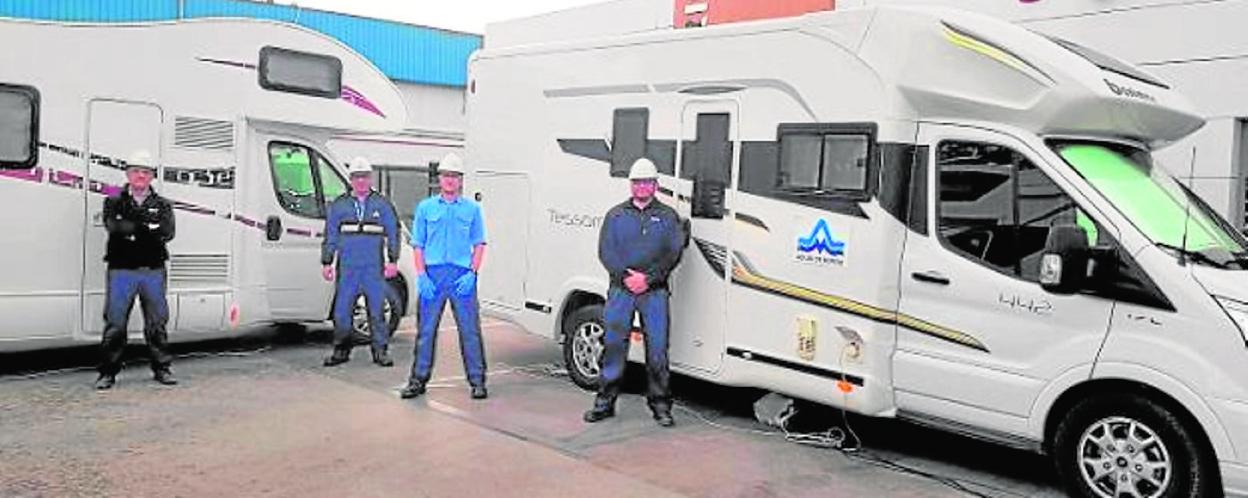 Turno de cuatro operarios de Aguas de Murcia en la planta de La Contraparada. 