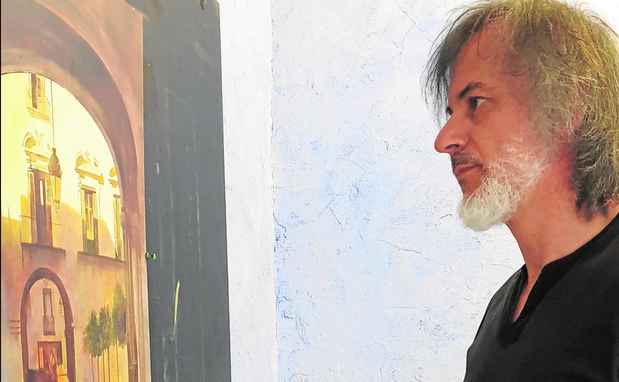El pintor Pérez Casanova, en su estudio de Cartagena.