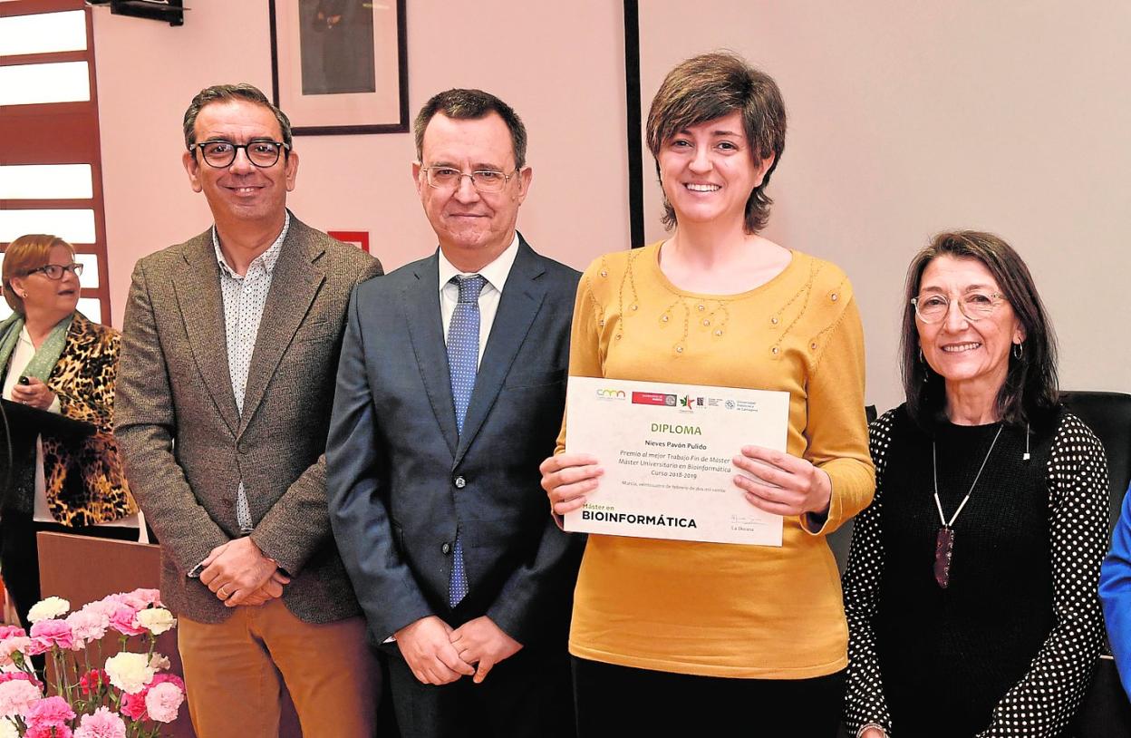José Manuel López Nicolás, vicerrector de la UMU, y Antonio González, director de la Fundación Séneca, junto a Nieves Pavón. 