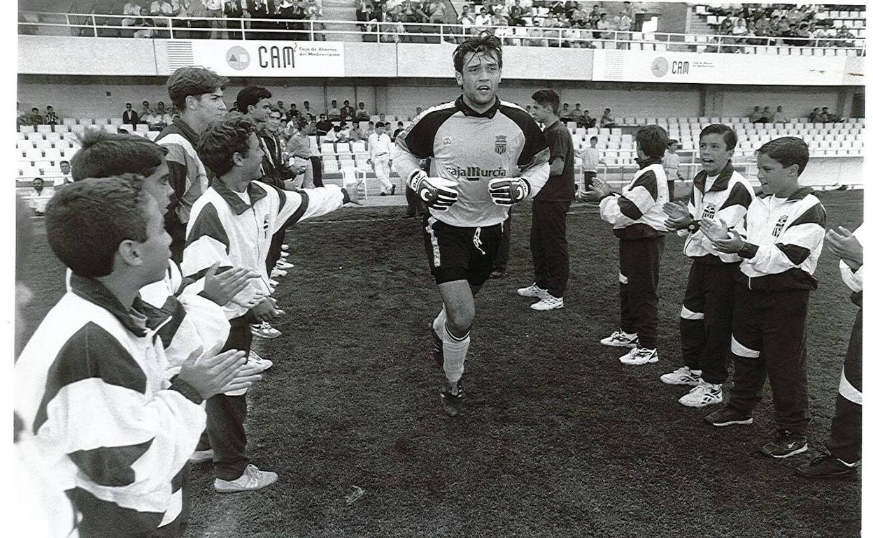 El meta César Gálvez saltando al césped del Cartagonova en un partido de la Liga 95-96.