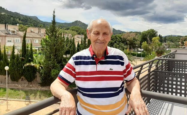 Imagen principal - 1- José Sánchez, de 83 años, toma el aire en la terraza de su habitación en Caser Residencial, donde también vive su mujer, Dolores. 2- Carmen Carmona charla con su hija por videollamada en presencia de una trabajadora de la residencia de Sergesa, en Santomera. 3- Teresa Espinosa, residente de Altavida, en Abanilla, no puede disimular desde hace días la «alegría total» que sintió al saberse curada.