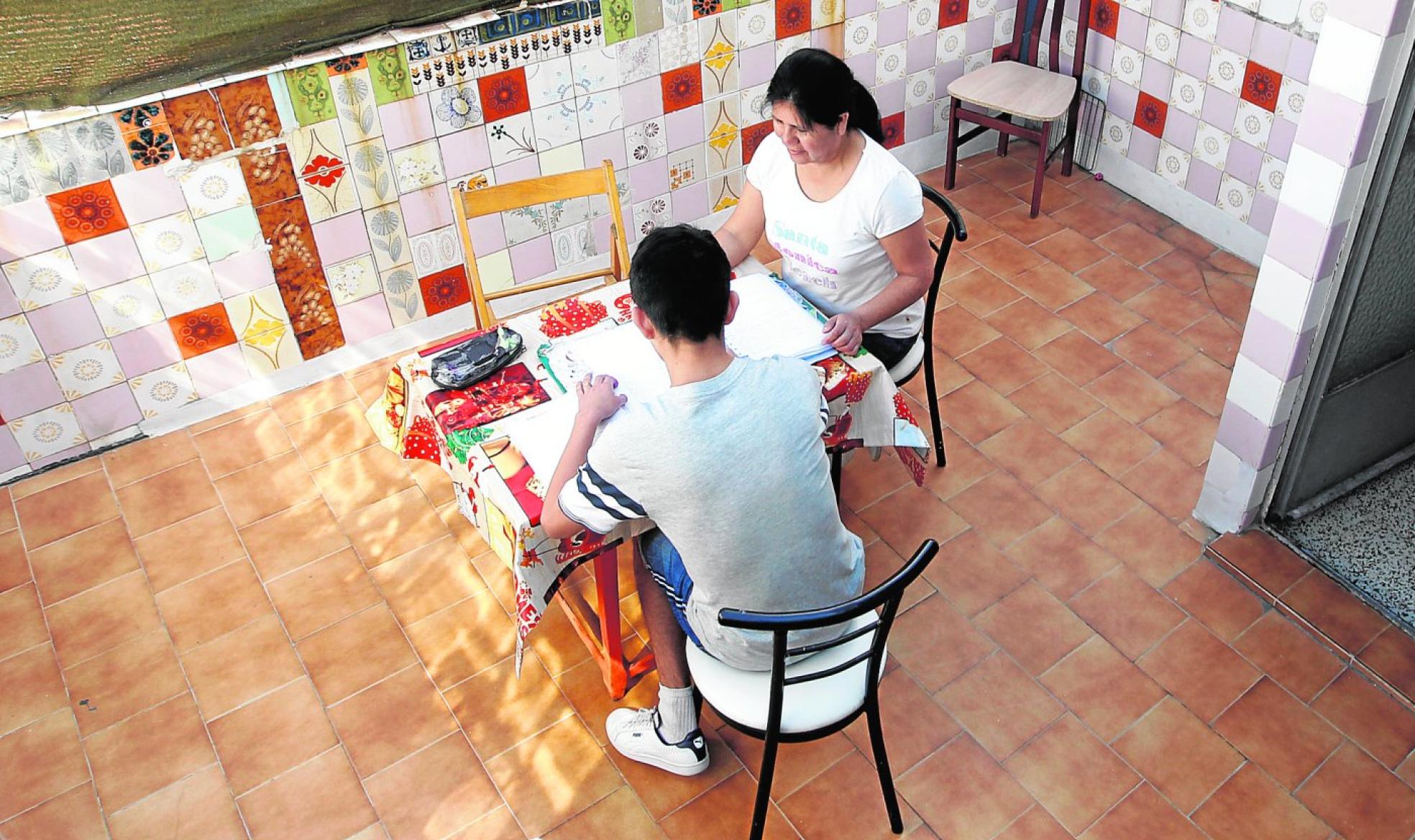 tLourdes Ayala, con uno de sus hijos, en su casa de Murcia.