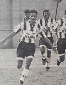 Imagen secundaria 2 - 1- En uno de los últimos partidos de su carrera, con el Lorca Deportiva, en 2015. 2- Celebrando un gol con el Cartagena juvenil, en 1999.