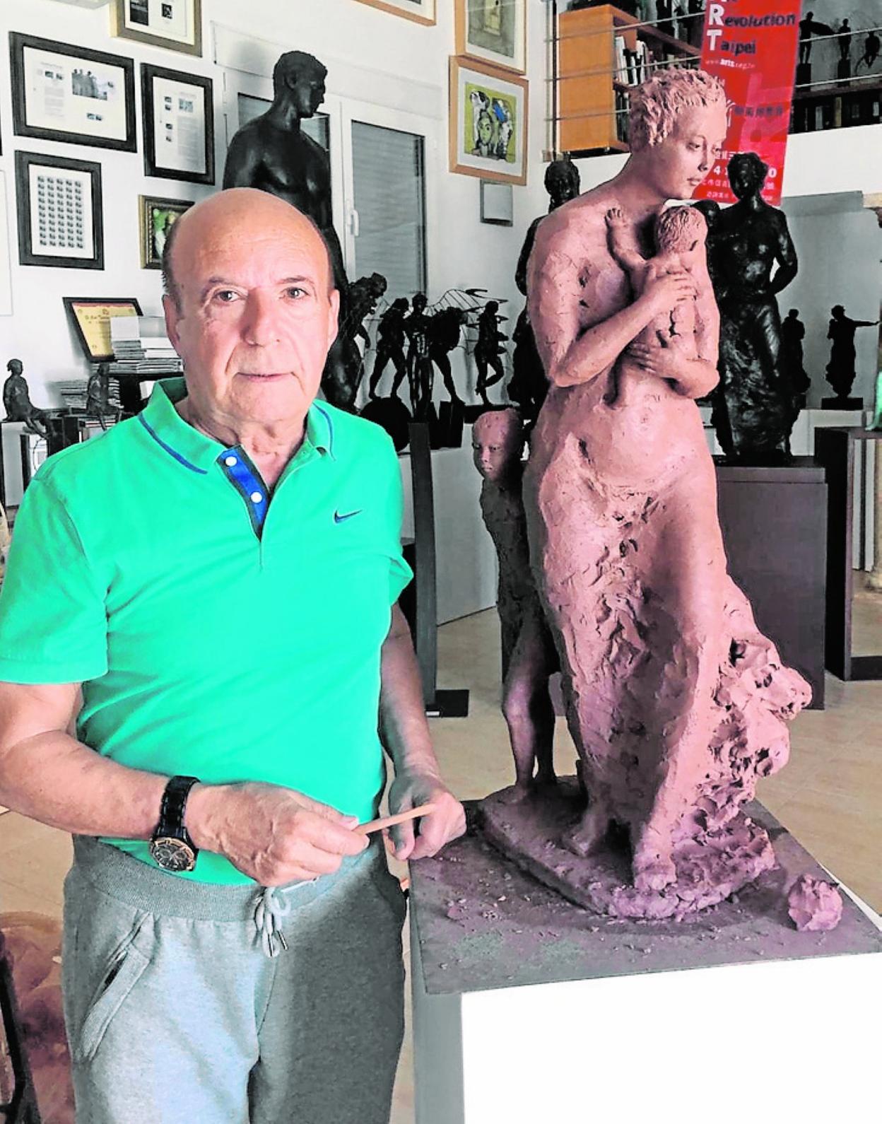 Mariano González Beltrán, en su taller junto a una de sus obras. 