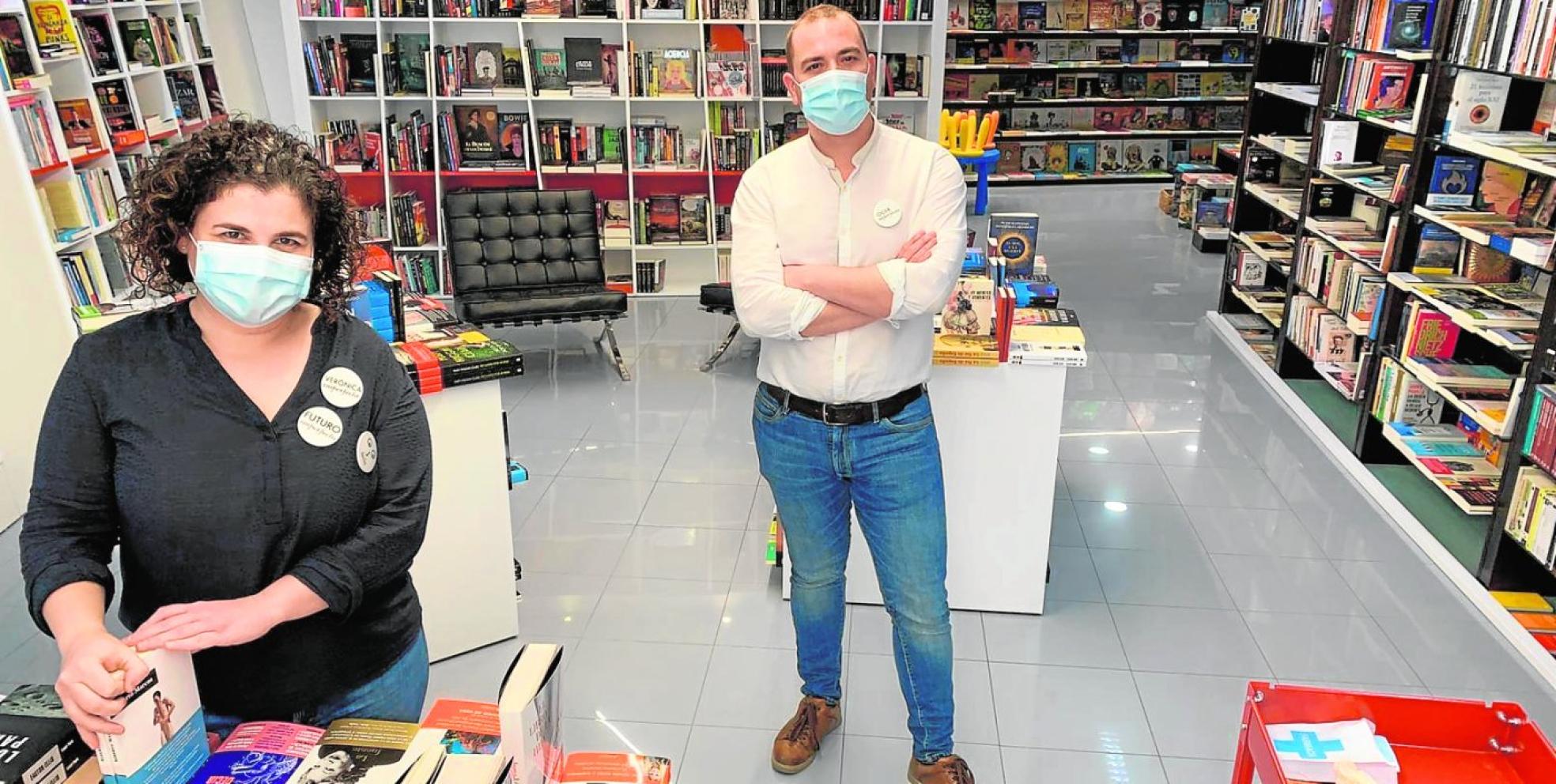 Futuro Imperfecto. Verónica Martínez Acosta y José Miguel Palazón 'Roger', ayer, en Lorca, en la librería de la calle Almirante Antonio Aguilar, 11. 