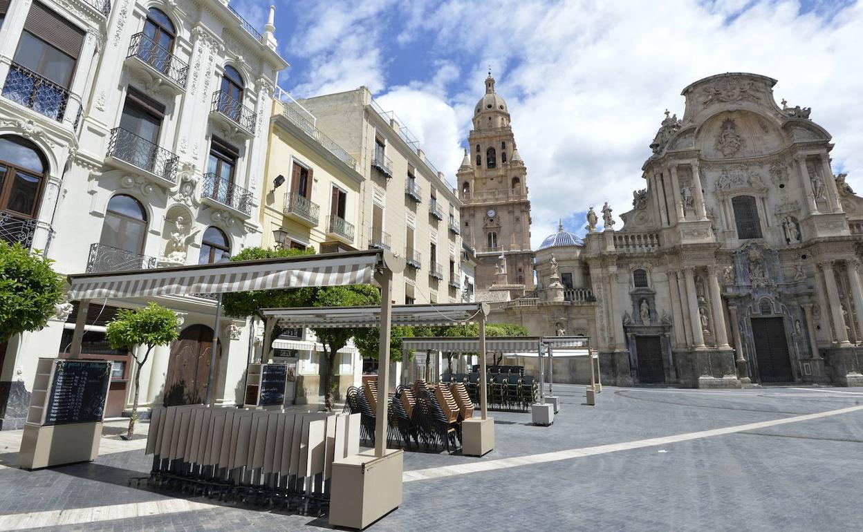 Terrazas recogidas y locales cerrados en la plaza ardenal Belluga de Murcia.